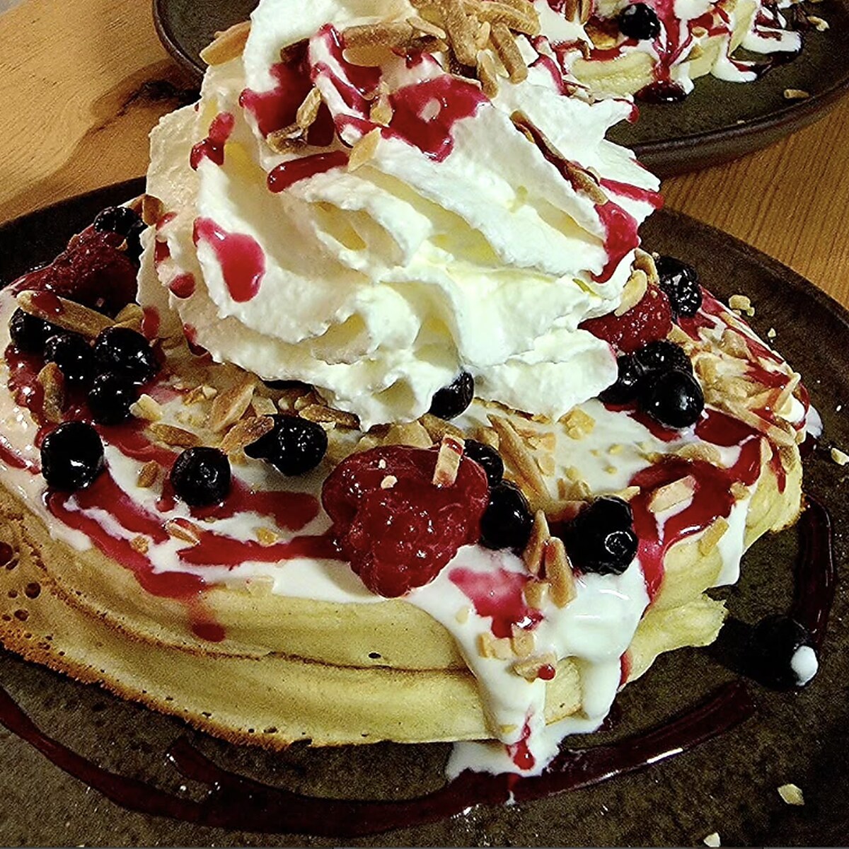 Pancakes Red Velvet, fruits des bois, amandes et chantilly maison