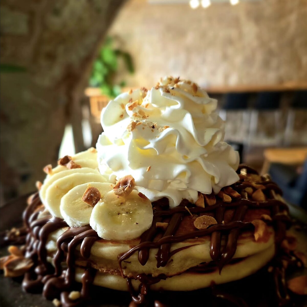 Pancakes Banana Chaos, banane, chocolat, noisettes et chantilly maison